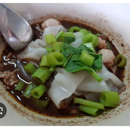 ก๋วยเตี๋ยวเส้นใหญ่ น้ำตกหมู