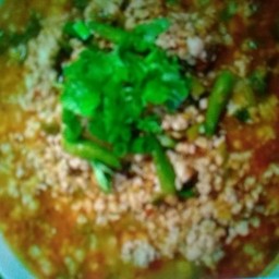 ต้มยำหมูสับใส่ข้าวคั่วพริกคั่วและพริกสด