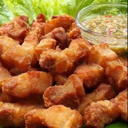 หมูสามชั่นทอดน้ำปลา+น้ำจิ้มซีฟู้ด