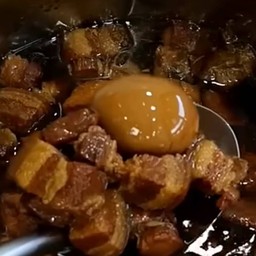 พะโล้หมูสามชั้นไข่เป็ด