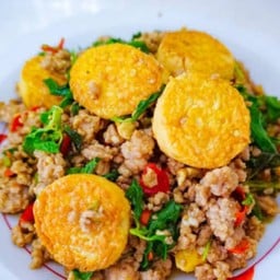 กระเพราหมูสับใส่เต้าหู้ไข่