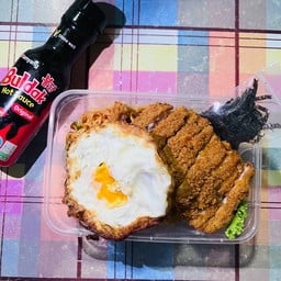 มาม่าเผ็ดเกาหลีซอสซัมยัง+ไข่ดาว+ไก่กรอบ