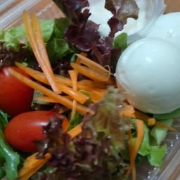 สลัดผักไข่ต้ม