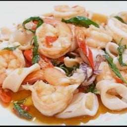 กระเพรากุ้ง+ปลาหมึก