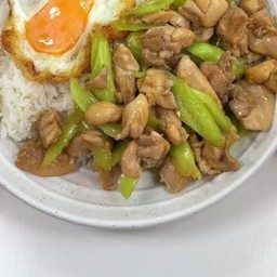 ผัดพริกหยวกไก่ไข่ดาว