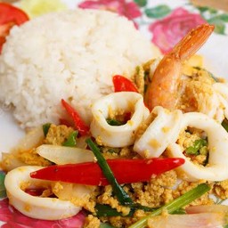 ผัดผงกะหรี่ทะเล ราดข้าว