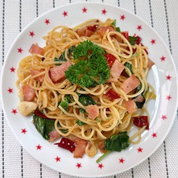 สปาเก็ตตี้พริกแห้งโหระพา เบคอน