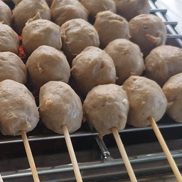 ลูกชิ้นเอ็นเนื้อ พร้อมน้ำจิ้มรสเด็ด ทำจากมะเขือเทศ