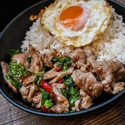 ผัดกระเพราหมูชิ้นไข่ดาวราดข้าว