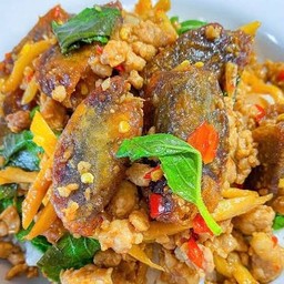 กะเพราไข่เยี่ยวม้าหมูสับ (เป็นกับข้าว)