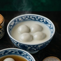 บัวลอยงาดำนมสด