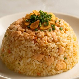 ข้าวผัดกระเทียมปลาแซลมอน