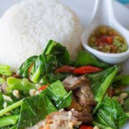 คะน้าหมูชิ้นราดข้าว