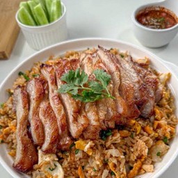 ข้าวผัดคอหมูย่างนำ้จิ้มเเจ่ว