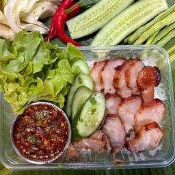 หมูสามชั้นย่างจิ้มแจ่วราดข้าว