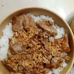 ข้าวหมูกระเทียม