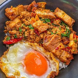 ข้าวผัดกะเพราพริกแห้ง ฟรีไข่ดาว