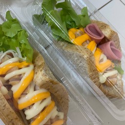 แซนด์วิชเปิดหน้า ไส้กรอก-โบโลน่า