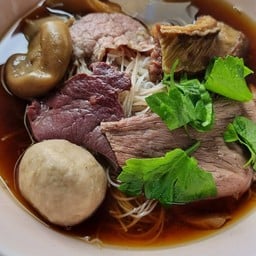 ก๋วยเตี๋ยวเนื้อตุ๋น พิเศษ