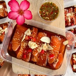 แซลมอนดองซีอิ๊ว 120 กรัม พร้อมน้ำจิ้มซีฟู้ดมะนาวแท้แซ่บ ๆ