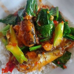 ข้าวคะน้าปลากระป๋อง