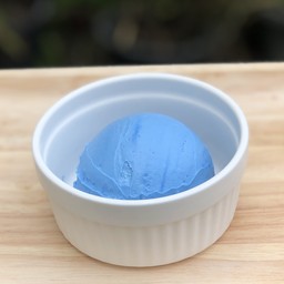 กรีกโยเกิร์ตสาหร่ายสไปรูลิน่าสีน้ำเงิน