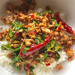 ข้าวกะเพราพริกแห้งหมู