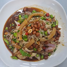 ยำขนมจีนปลาหมึกกรอบ