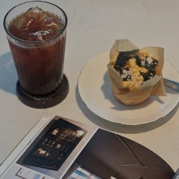 Cake & cup ☕️ เค้กไก่หยองกับเครื่องดื่ม