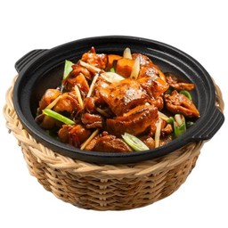ไก่ผัดซอสน้ำมันงาหม้อดิน
