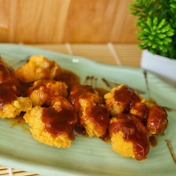 ไก่ทอดกรอบราดซอสชิลีบาบีคิว หอมเผ็ดกลมกล่อม