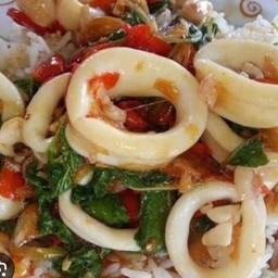 กระเพราปลาหมึกราดข้าว