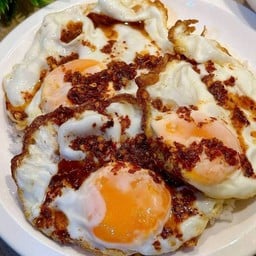 ข้าวไข่ดาวสุดยอด ราดซอสพริกและพริกป่นพรีเมี่ยม ได้ไข่2 ฟอง(เมนูนี้ไม่เหมาะกับลูกค้าที่ชอบไข่ดาวสุกๆมากๆนะคะ) สำหรับชาว medium rare!^^