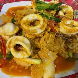 ปลาหมึกผัดผงกะหรี่