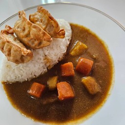 ข้าวแกงกะหรี่เกี๊ยวซ่า