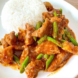 พริกแกงหมูราดข้าว