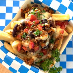 เฟรนช์ฟรายส์ราดซอสชิลลี่คอนคาร์เนและชีส