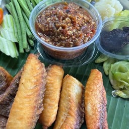 ชุดปลาแดดเดียวผักสด/ผักนึ่ง/จิ้มแจ่ว