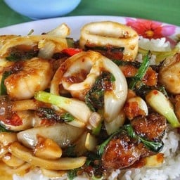 ทะเลผัดพริกเผาราดข้าว