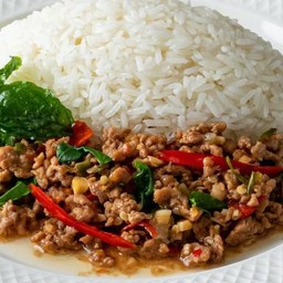 กระเพราไก่สับราดข้าว