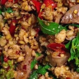 กระเพราหมูสับตับหมูราดข้าว