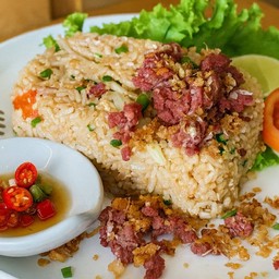ข้าวผัดแหนมเนื้อทอดกระเทียม + ไข่ดาว