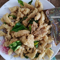 ไก่ทอดใบมะกรูดพริกสด