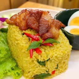 ข้าวผัดเขียวหวาน ท็อปด้วยเนื้อแดดเดียวกับไข่ต้ม