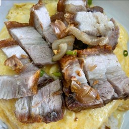 ข้าวไข่ข้นหมูกรอบ (โรยกระเทียม)