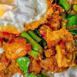 ข้าวผัดพริกแกงไก่กรอบ