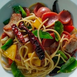 สปาเก็ตตี้ไส้กรอกผัดพริกแห้ง