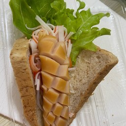 แซนด์วิชเปิดหน้า ปูอัด-ไส้กรอก