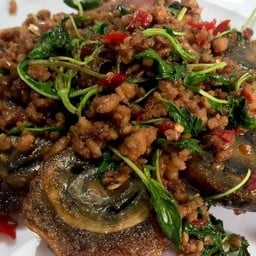 ข้าวกระเพราไข่เยี่ยวม้า