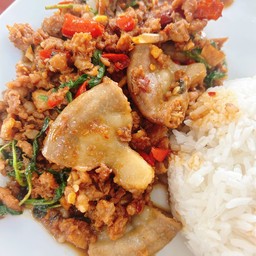 กะเพราหมูสับปนไส้อ่อน